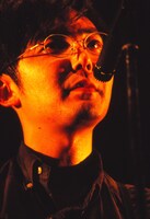 「THIS IS 向井秀徳！ PHOTO BY 菊池茂夫」より、向井秀徳。