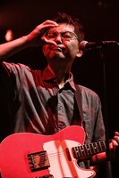 「THIS IS 向井秀徳！ PHOTO BY 菊池茂夫」より、向井秀徳。