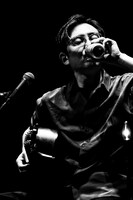 「THIS IS 向井秀徳！ PHOTO BY 菊池茂夫」より、向井秀徳。