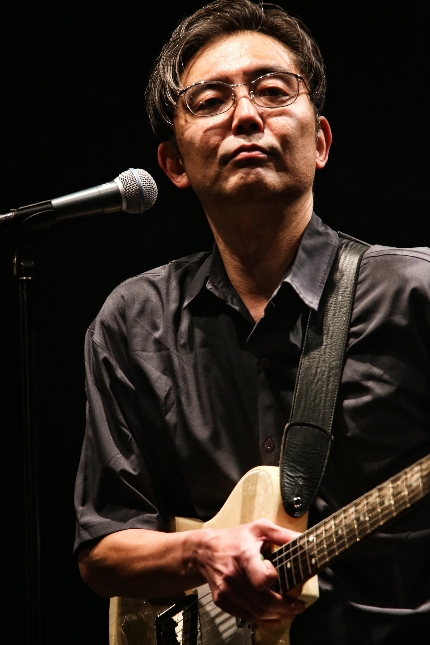 「THIS IS 向井秀徳！ PHOTO BY 菊池茂夫」より、向井秀徳。