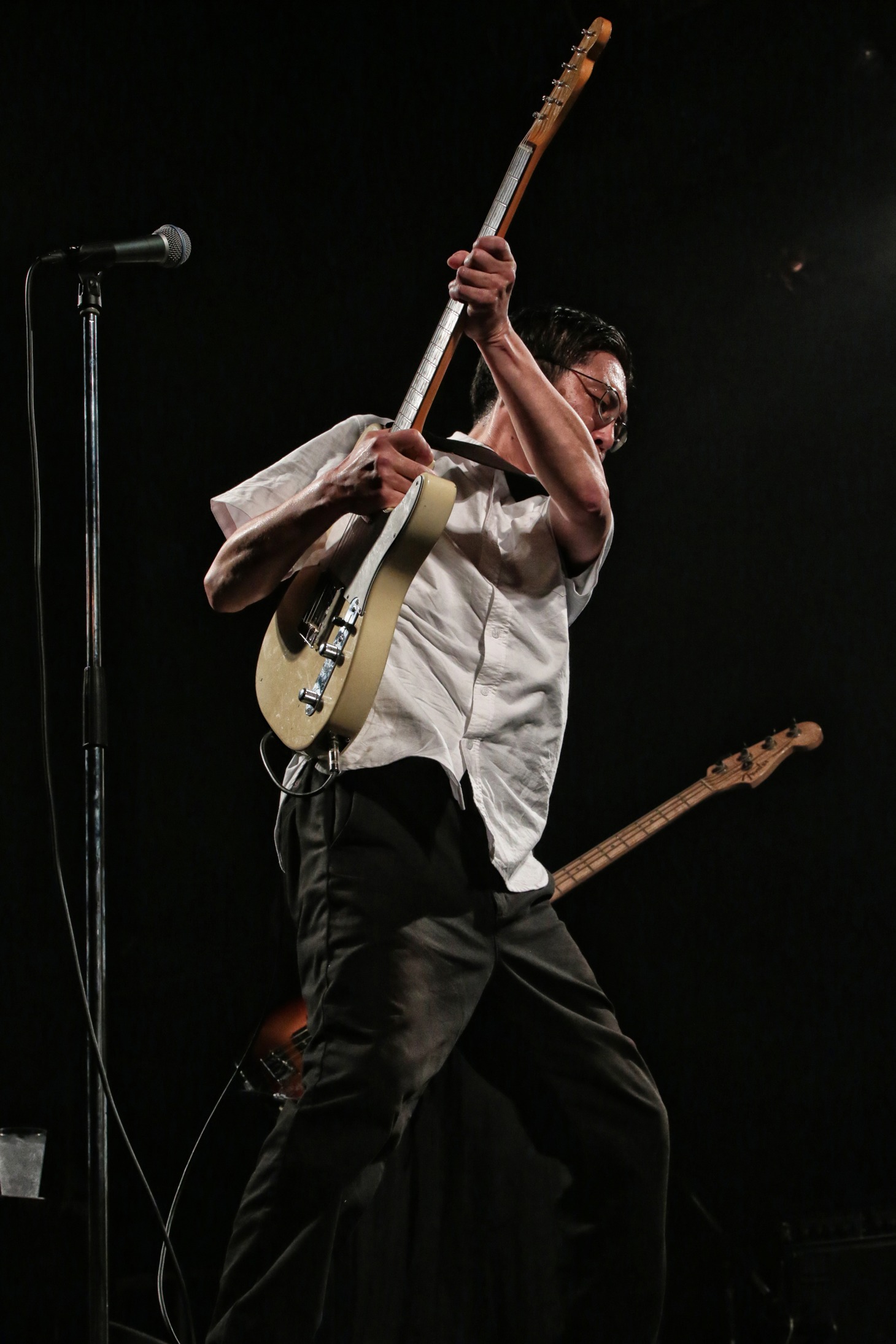 「THIS IS 向井秀徳！ PHOTO BY 菊池茂夫」より、向井秀徳。