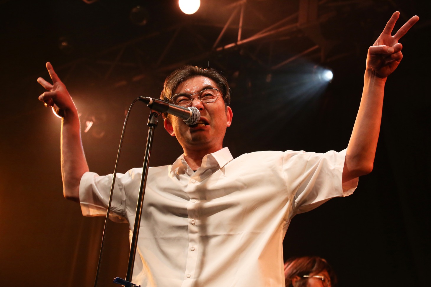 「THIS IS 向井秀徳！ PHOTO BY 菊池茂夫」より、向井秀徳。