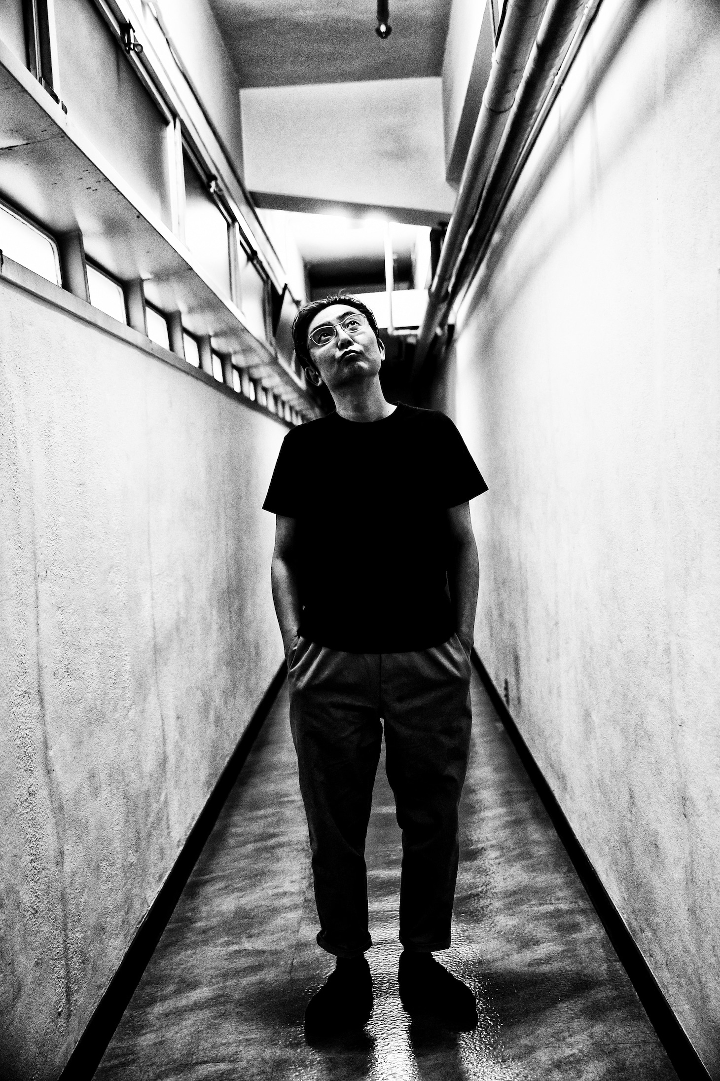 「THIS IS 向井秀徳！ PHOTO BY 菊池茂夫」より、向井秀徳。