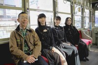 路面電車に揺られる棚田徹アナウンサーとPerfume。
