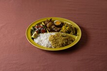 U-zhaan監修「仕切りが取れるカレー皿」新色yellowの盛り付けイメージ。