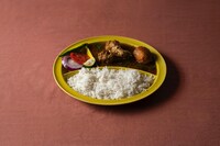 U-zhaan監修「仕切りが取れるカレー皿」新色yellowの盛り付けイメージ。