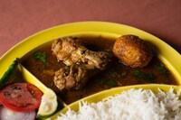 U-zhaan監修「仕切りが取れるカレー皿」新色yellowの盛り付けイメージ。