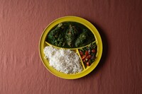 U-zhaan監修「仕切りが取れるカレー皿」新色yellowの盛り付けイメージ。