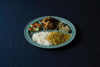 U-zhaan監修「仕切りが取れるカレー皿」新色blueの盛り付けイメージ。