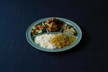 U-zhaan監修「仕切りが取れるカレー皿」新色blueの盛り付けイメージ。