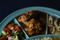 U-zhaan監修「仕切りが取れるカレー皿」新色blueの盛り付けイメージ。