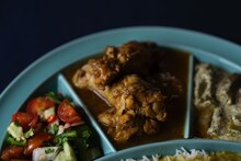 U-zhaan監修「仕切りが取れるカレー皿」新色blueの盛り付けイメージ。