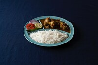 U-zhaan監修「仕切りが取れるカレー皿」新色blueの盛り付けイメージ。