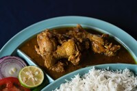 U-zhaan監修「仕切りが取れるカレー皿」新色blueの盛り付けイメージ。