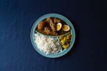 U-zhaan監修「仕切りが取れるカレー皿」新色blueの盛り付けイメージ。