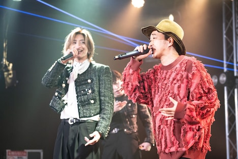 左から萩凌介、SEAMO。