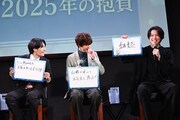 撮影現場で“ヘビ”になっていた武藤潤（原因は自分にある。 / 左）は、松本大輝（右）が描いたヘビの絵に反応。