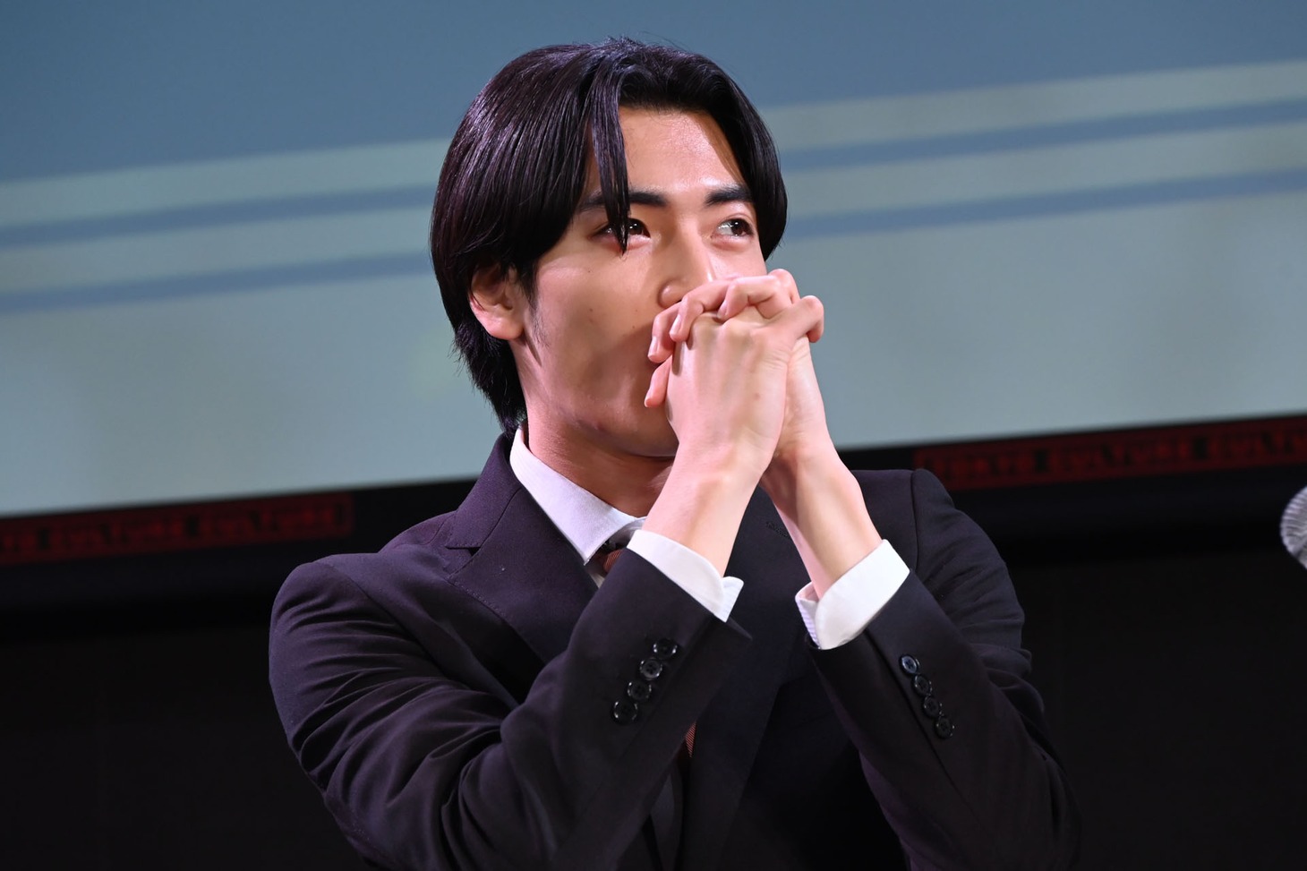 手笛を披露する武藤潤（原因は自分にある。）。