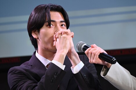 伊藤あさひのマイクフォローで手笛を披露する武藤潤（原因は自分にある。）。