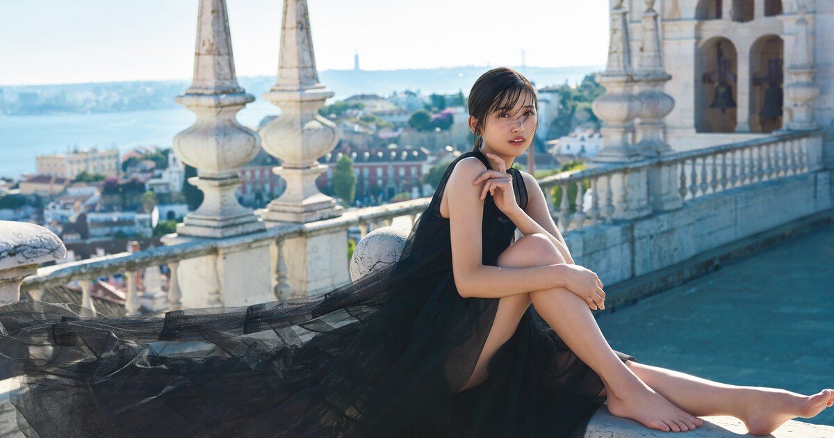 五百城茉央1st写真集「未来の作り方」黒のロングドレスで街並み眺める 