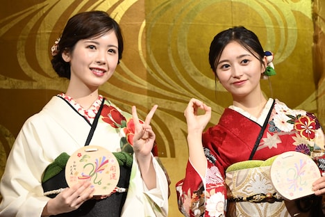 2人で“20”を作る筒井あやめと井上和。