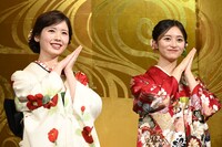 “にょろにょろ世代”のポーズを決める筒井あやめと井上和。