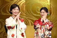 “にょろにょろ世代”のポーズを決め、照れ笑いする筒井あやめと井上和。