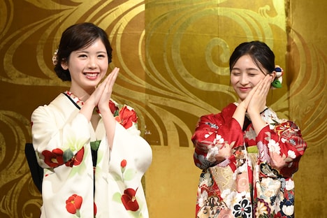 “にょろにょろ世代”のポーズを決め、照れ笑いする筒井あやめと井上和。