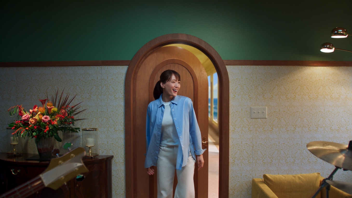 ユニクロ新テレビCM「LifeとWear / ジーンズホテル / WOMEN」より。