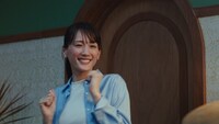 ユニクロ新テレビCM「LifeとWear / ジーンズホテル / WOMEN」より。
