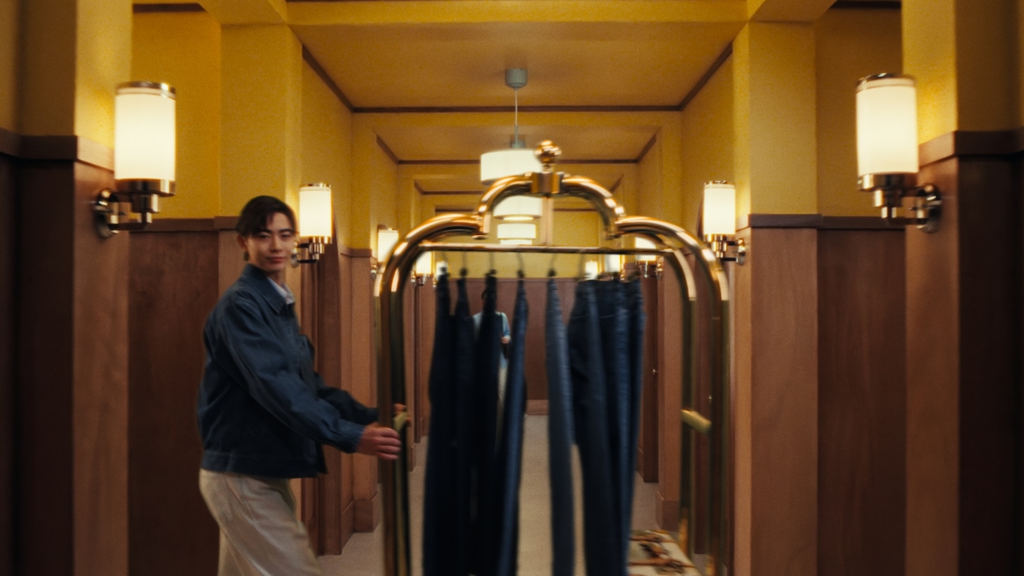 ユニクロ新テレビCM「LifeとWear / ジーンズホテル / WOMEN」より。
