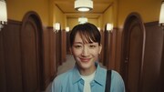 ユニクロ新テレビCM「LifeとWear / ジーンズホテル / WOMEN」より。