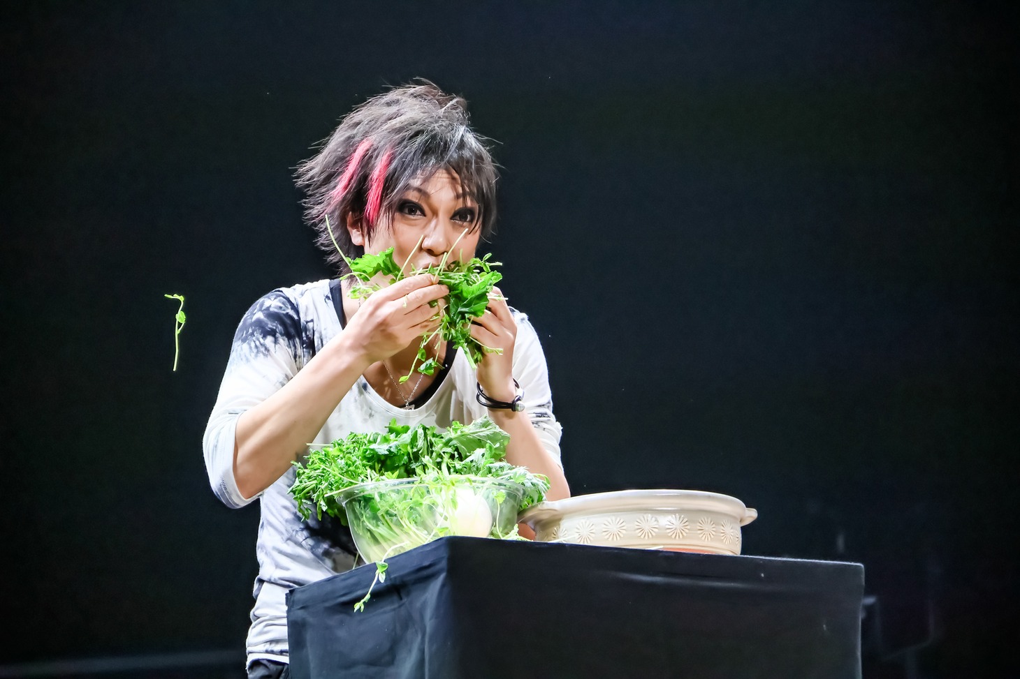 七草をほおばる喜矢武豊（G）。（撮影：菅沼剛弘）