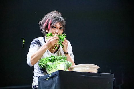 七草をほおばる喜矢武豊(G)。(撮影:菅沼剛弘)