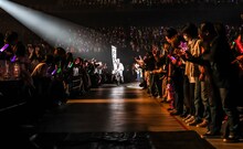 うどんの配達でアリーナを駆け抜ける樽美酒研二（Dr）。（撮影：菅沼剛弘）