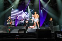 「首が痛い」を披露するゴールデンボンバー。（撮影：菅沼剛弘）