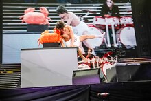 毛ガニに激突する喜矢武豊（G）。（撮影：菅沼剛弘）