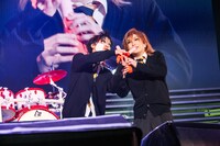 「私立変態学園」上演中の喜矢武豊（G）と鬼龍院翔（Vo）。（撮影：菅沼剛弘）