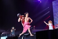 バスタオル1枚でステージをダッシュする喜矢武豊（G）。（撮影：菅沼剛弘）