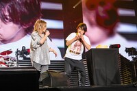 肉まんの大食いに挑戦する喜矢武豊（右）。（撮影：菅沼剛弘）