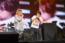 肉まんの大食いに挑戦する喜矢武豊（右）。（撮影：菅沼剛弘）