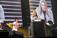 喜矢武豊（左）とは桁違いのスピードで大食いを繰り広げたギャル曽根（右）。（撮影：菅沼剛弘）