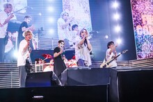 「かまってちょうだい///」を披露するゴールデンボンバー。（撮影：菅沼剛弘）