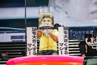 「頭を大きくするマシーン」を装着した鬼龍院翔（Vo）。（撮影：菅沼剛弘）