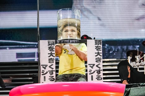 「頭を大きくするマシーン」を装着した鬼龍院翔（Vo）。（撮影：菅沼剛弘）