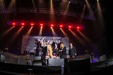 「私立変態学園」を演じるゴールデンボンバー。（撮影：菅沼剛弘）