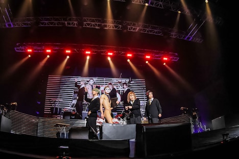 「私立変態学園」を演じるゴールデンボンバー。(撮影:菅沼剛弘)