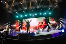 「シン・一曲目」を披露するゴールデンボンバー。（撮影：菅沼剛弘）