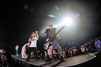 アリーナのサブステージに立つゴールデンボンバー。（撮影：菅沼剛弘）