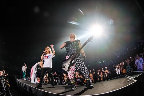 アリーナのサブステージに立つゴールデンボンバー。(撮影:菅沼剛弘)